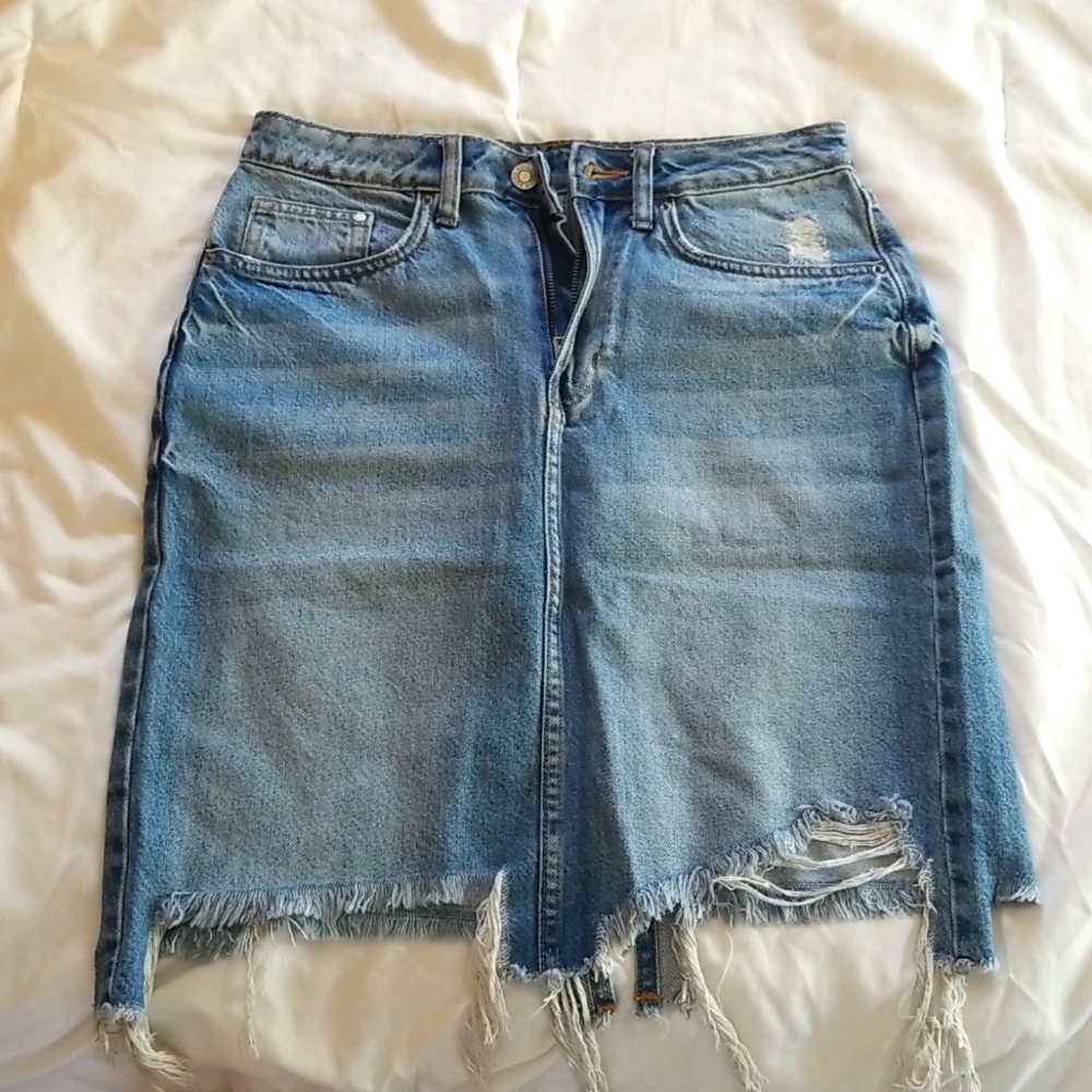 Denim skirt. High waisted. Hits mid thigh. Size 6 from H&M.